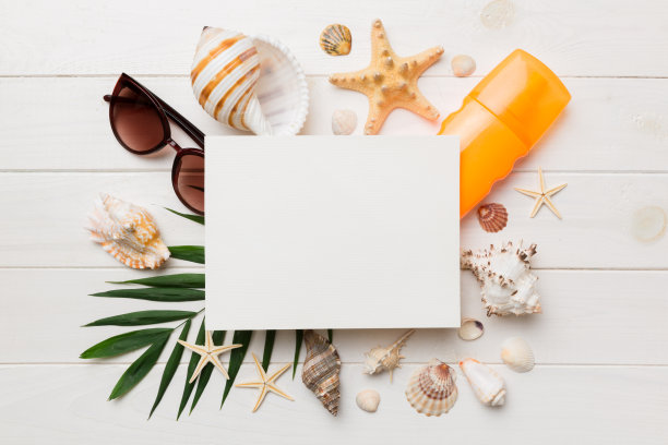 夏天的时间概念与空白贺卡和空白白纸彩色背景。贝壳从海洋海岸的形状框与文字顶部的空间分开图片下载