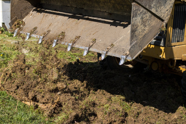 挖掘机在村里挖土图片下载