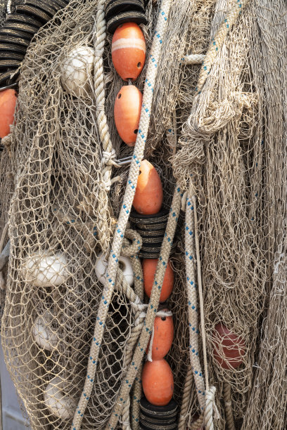在厄克的码头上晒干的几个渔网。图片下载