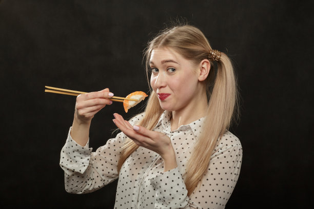 女人吃寿司图片下载