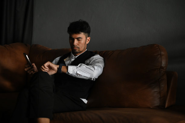 成功的职业亚洲商人或男性CEO坐在皮沙发上图片下载