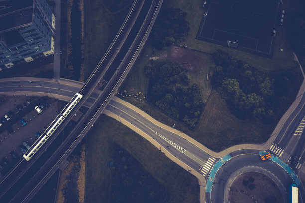 通勤乘坐城市电力列车图片下载