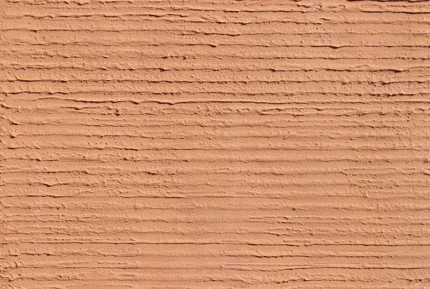 鲜红的土质灰泥墙面纹理，带有横条纹。图片下载