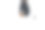 一只戴着黑色手套的左手把假粪便放在盘子里，盘子上放着一张餐叉和一把刀。假新闻的概念，卑鄙，糟糕的食物，和糟糕的笑话。图片下载
