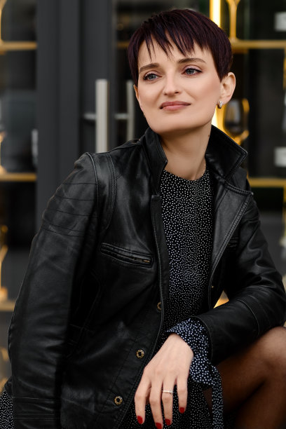 身着黑色皮夹克的黑发女子肖像图片下载