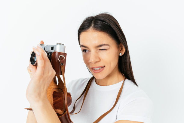 摄影师年轻女子拿着相机图片下载