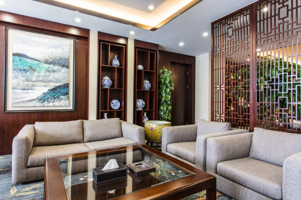 汉字客厅装修，木制屏风和沙发图片下载