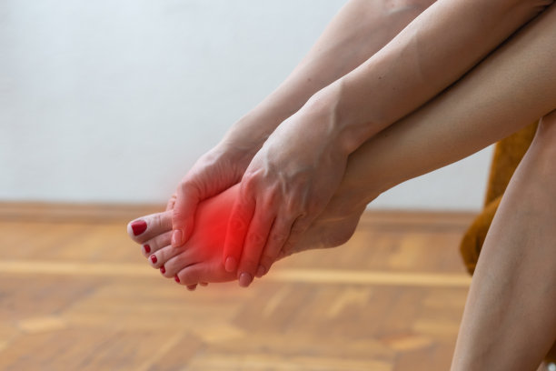 女人抱着她美丽健康的长腿，按摩小腿和小腿疼痛的部位，图片下载