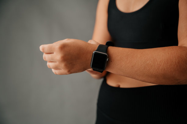年轻的白人女性正在调整她的智能手表图片下载
