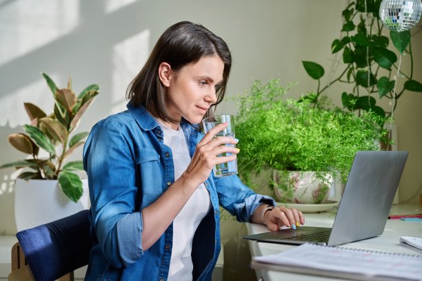 年轻女性工作学习在家里使用笔记本电脑图片下载