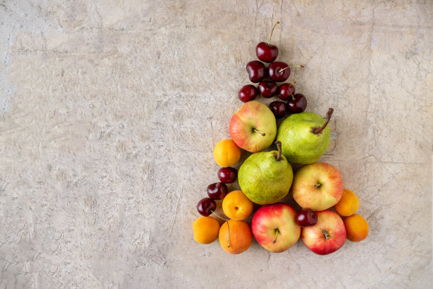 水果在复古纸上折成三角形，复制空间，选择性聚焦图片下载
