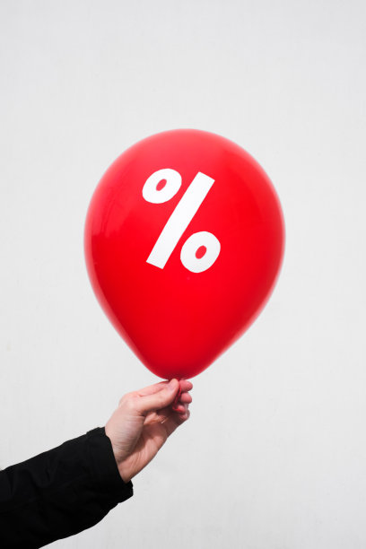 一个人拿着一个红色的气球，上面写着“折扣”图片下载