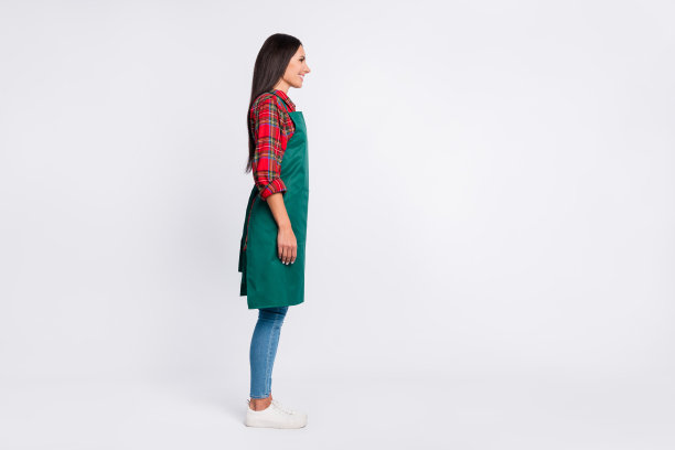 全长侧面照片的快乐可爱的年轻女子好心情微笑服务员孤立在灰色的背景图片下载