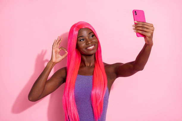 照片肖像的非洲裔美国女孩自拍显示ok标志孤立的粉彩背景图片下载