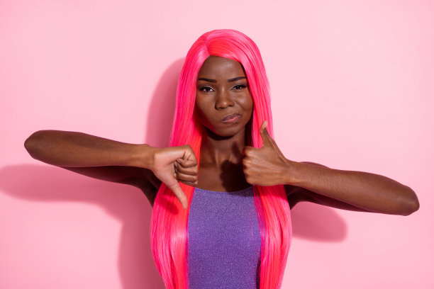 照片的年轻非洲女孩不快乐，悲伤，心烦显示大拇指向上，大拇指向下，没有负面广告孤立在柔和的颜色背景图片下载