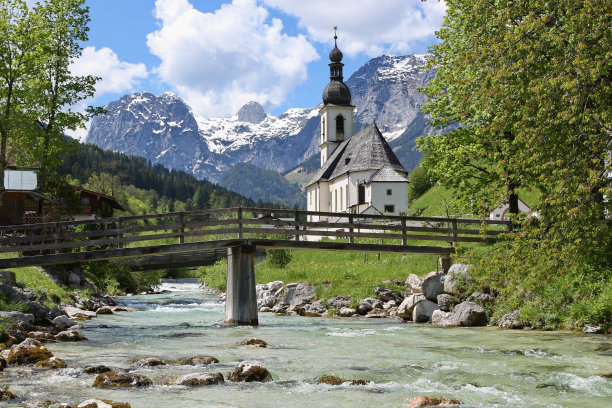 阳光明媚的春天，德国巴伐利亚拉姆绍的圣塞巴提亚教堂图片下载