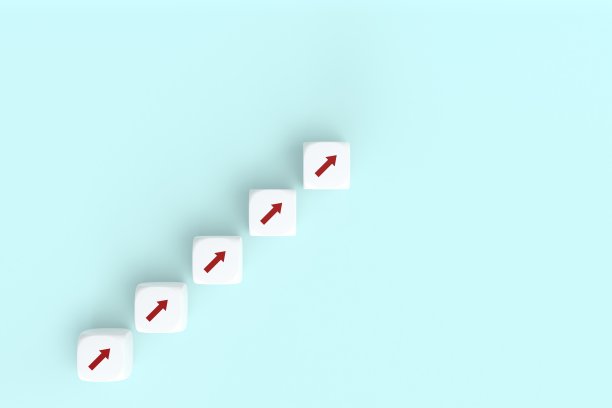 商业理念成长成功的过程，在蓝色背景上安排立方体堆叠作为台阶，复制空间。图片下载