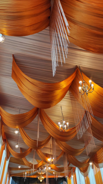 婚宴上的天花板装饰图片下载