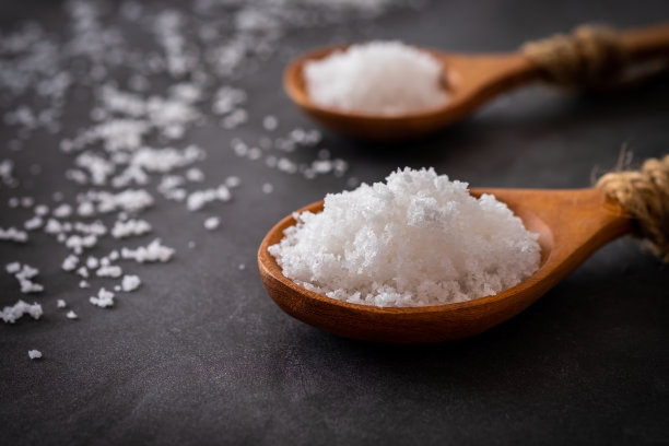 把盐放在木勺上图片下载