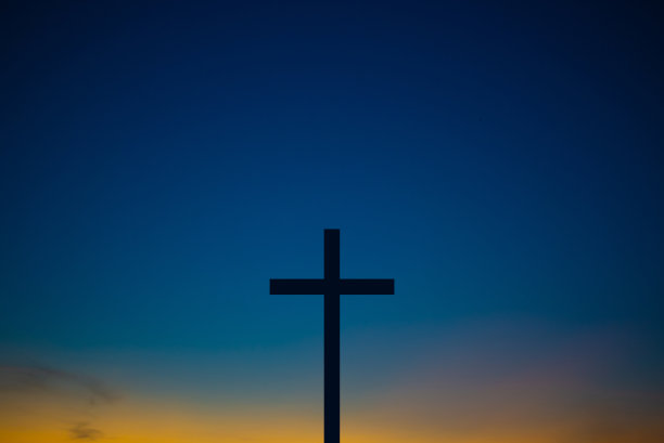 夕阳背景下的十字架图片下载
