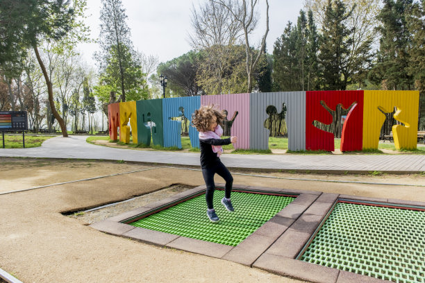 小女孩在操场上玩跳跃玩具图片下载