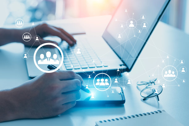 年轻人拿着笔记本电脑的手。一个在家远程工作的人。图片下载