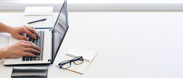 E-learning，在线学习概念。学生通过笔记本电脑学习在线课程。图片下载