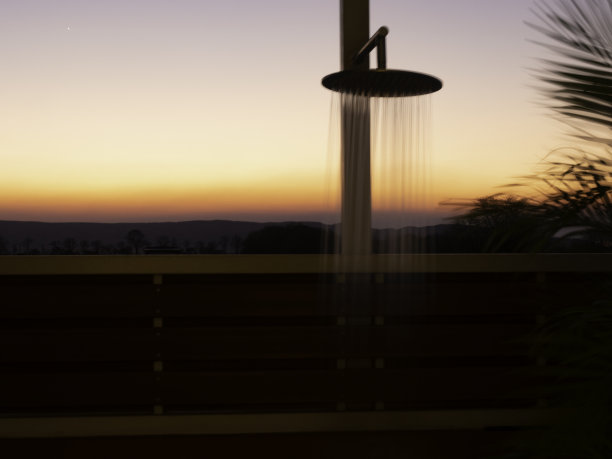 带自来水的户外淋浴喷头图片下载