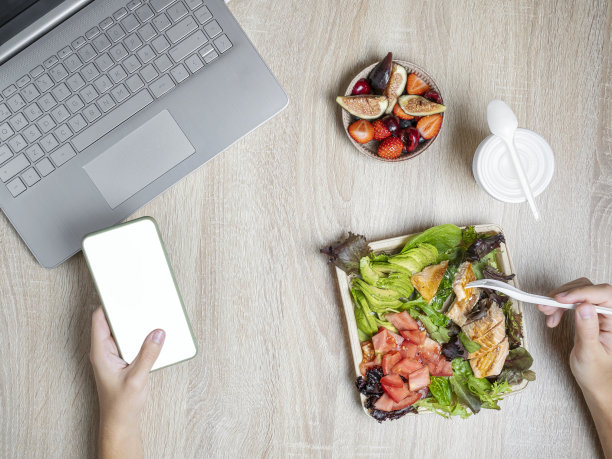 午餐外卖。从上往下看，背景是一张木桌。图片下载