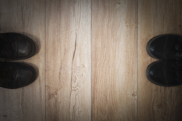 社会距离。俯视图的两个男人的鞋子分开了一段距离。图片下载