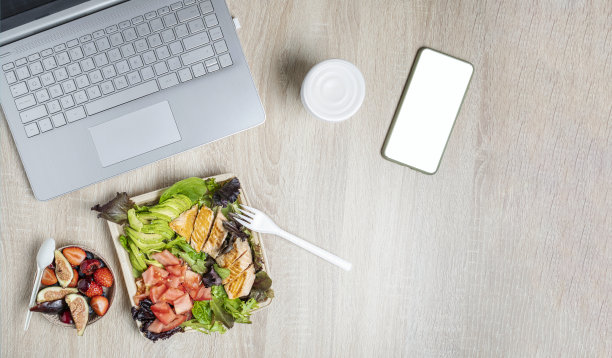 工作地点有笔记本电脑，健康的外卖食品图片下载