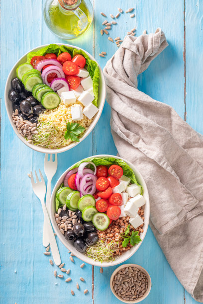 在希腊沙拉中加入燕麦片、羊乳酪和蔬菜。图片下载