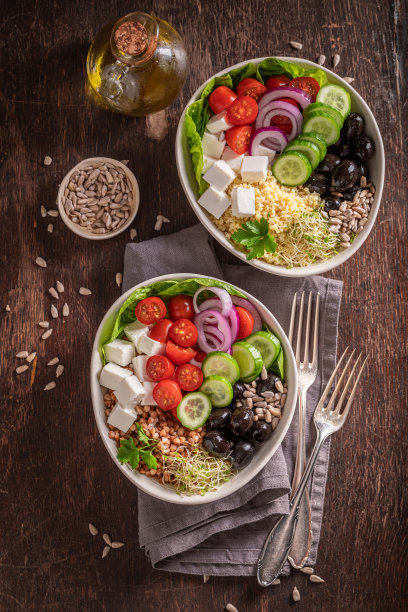 健康希腊沙拉配奶酪、橄榄、黄瓜和西红柿。图片下载