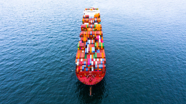 集装箱船承载集装箱进出口业务货运运输，鸟瞰图集装箱船抵达商业港口。图片下载