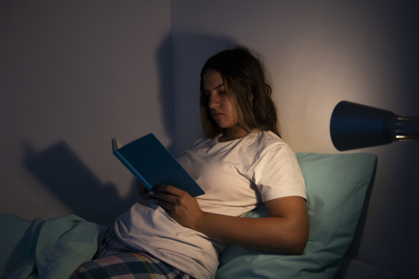 少年在她的房间里休息和阅读。图片下载