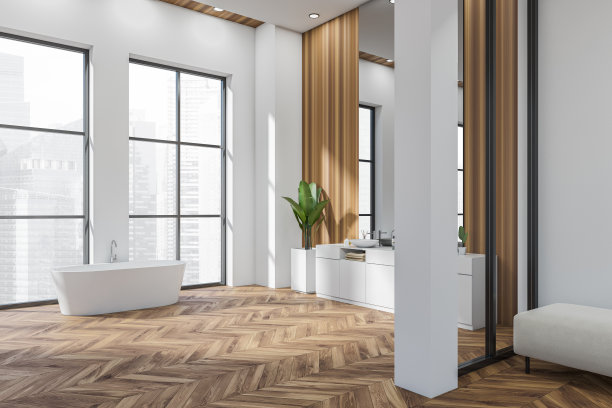 明亮的浴室内部，双水槽和靠近全景窗的浴缸图片下载