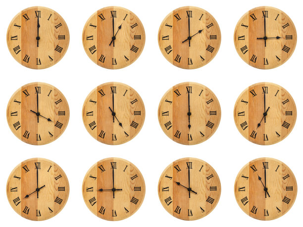 一套12模拟圆形木制时钟在白色背景。图片下载