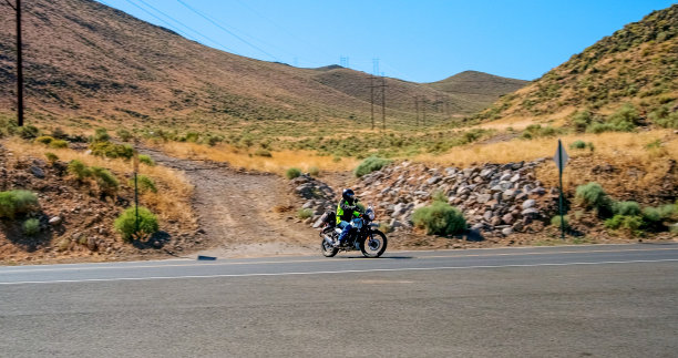 在内华达州沙漠中骑摩托车探险的鸟瞰图图片下载
