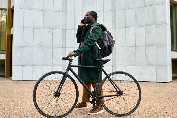 商人在户外用手机通话图片下载