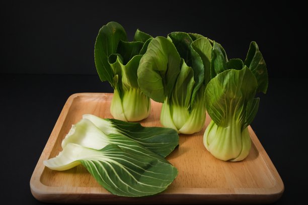 木板上绿色有机小油菜，流行的亚洲中国蔬菜图片下载