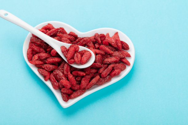 在白色背景上孤立的枸杞浆果。图片下载