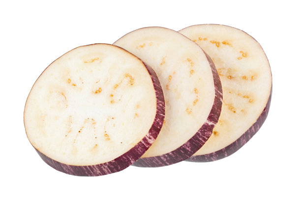 紫色的茄子。白底鲜茄子切片。图片下载