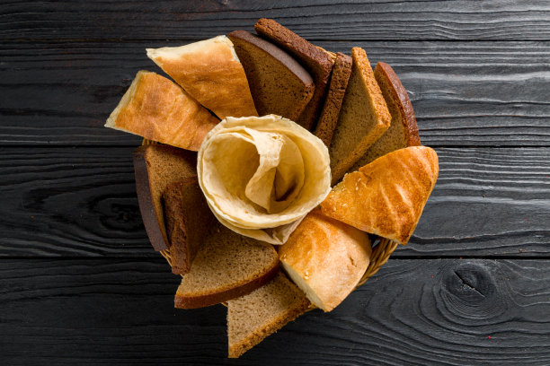 面包篮子在深色木制桌子上俯瞰视图图片下载