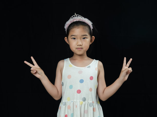 黑色背景上的小女孩图片下载