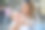母亲在街上责骂她的小女儿。孩子哭闹，女人抖动手指，因为孩子的不良行为。图片下载