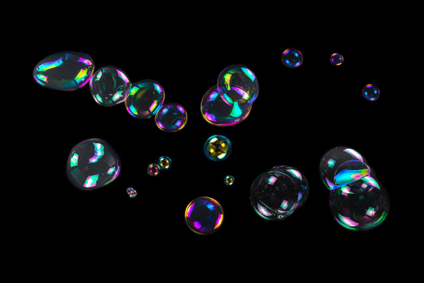 黑色背景上隔离的肥皂泡图片下载