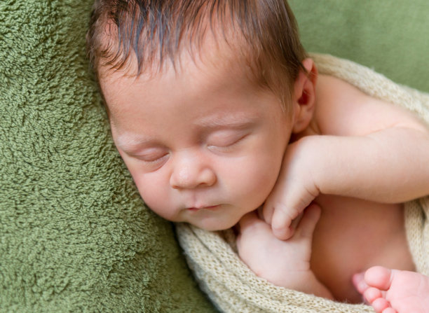 小宝贝甜蜜地睡着了图片下载