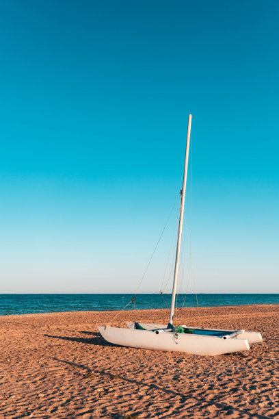 西班牙萨根海滩沙滩上的帆船图片下载