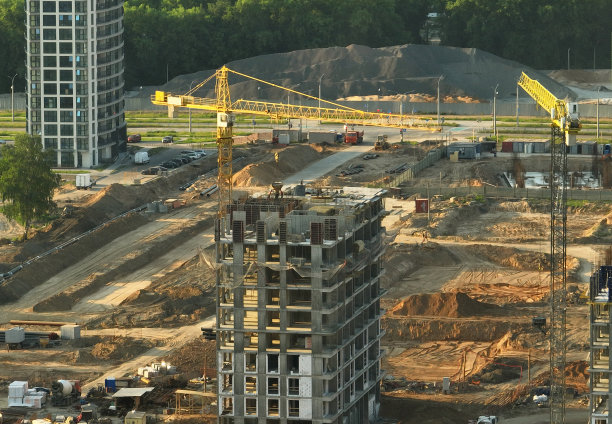 建筑施工现场有塔吊。图片下载