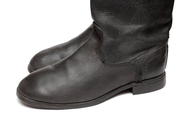 白色背景皮革制成的旧军靴侧面视图，黑色军靴孤立在白色上，一名苏联军队士兵的战斗和礼仪鞋图片下载